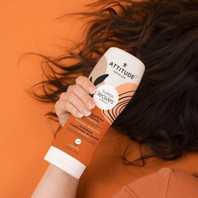 Amplifying conditioner for curly hair